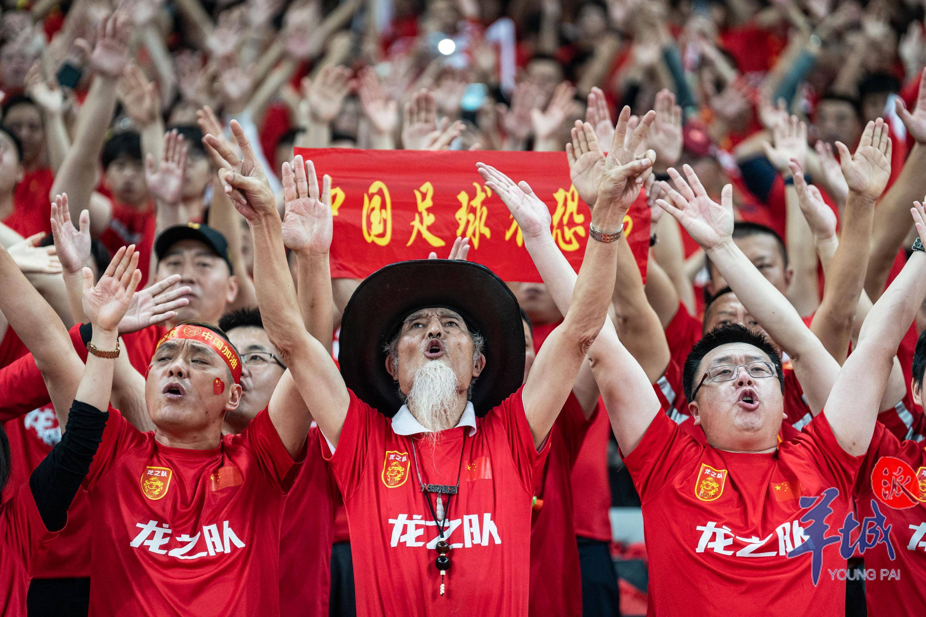 沸腾的现场：球迷热情高涨，助威声不断的简单介绍
