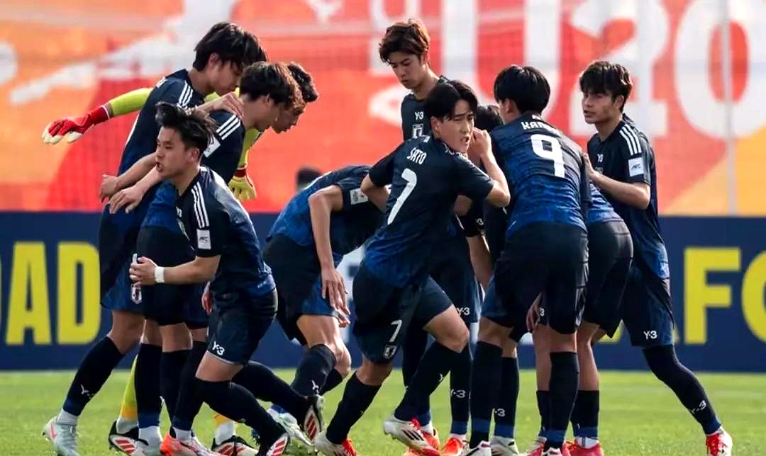 国家体育女子足球队备战决赛，备受关注并声援