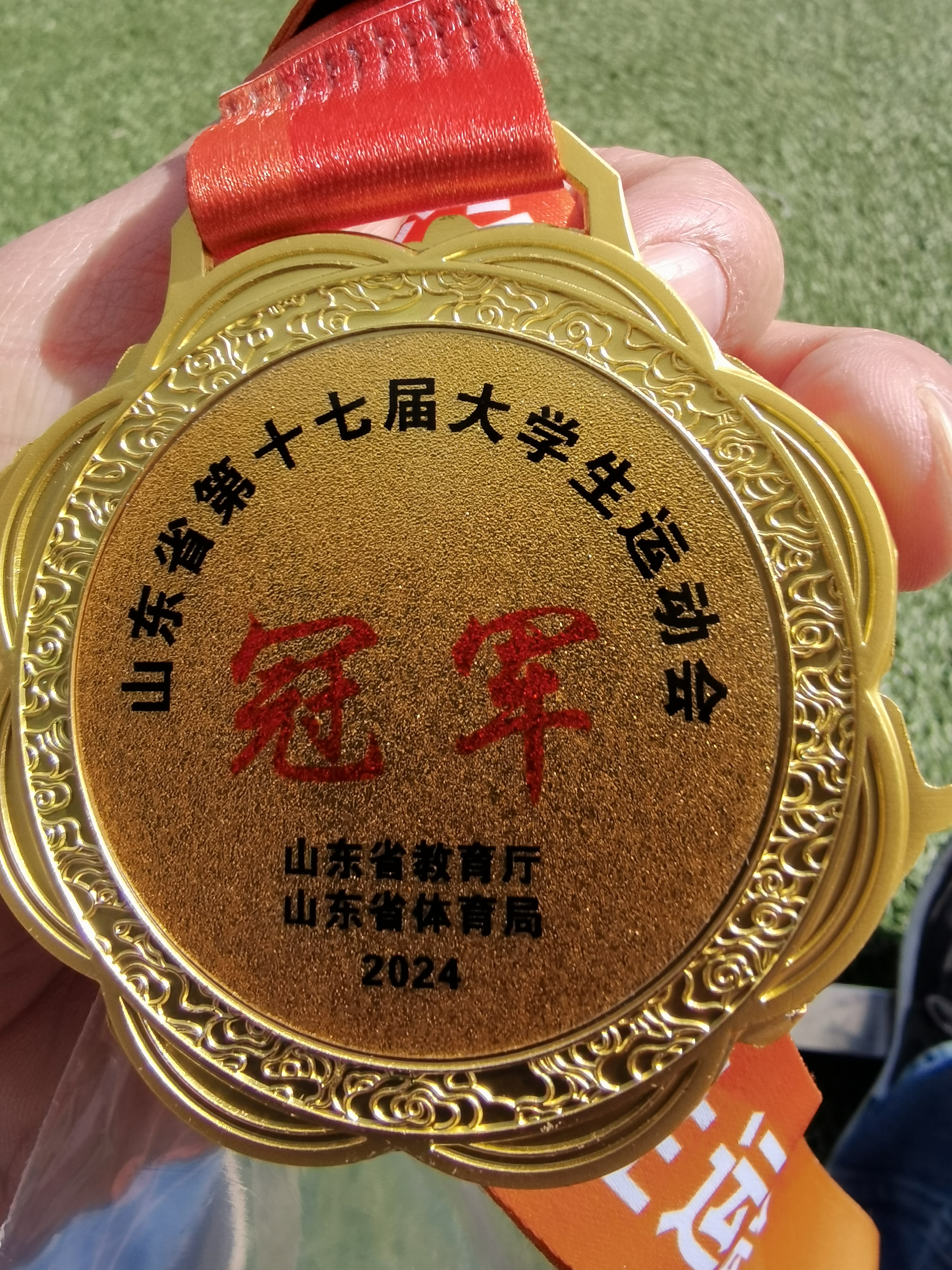 中国女足队员展现实力，摘得桂冠