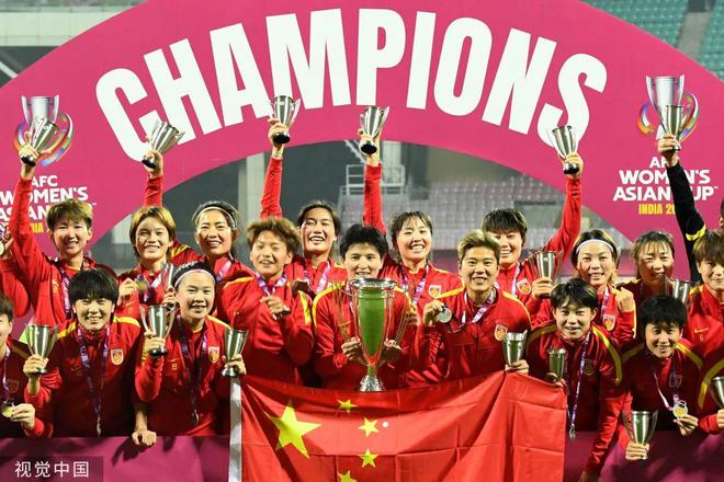 中国女足队员展现实力，摘得桂冠