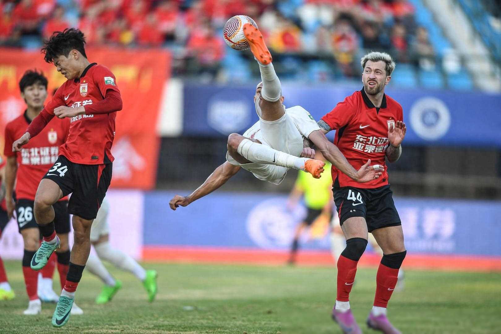 包含神奇进球：惊艳一幕震撼球迷！的词条