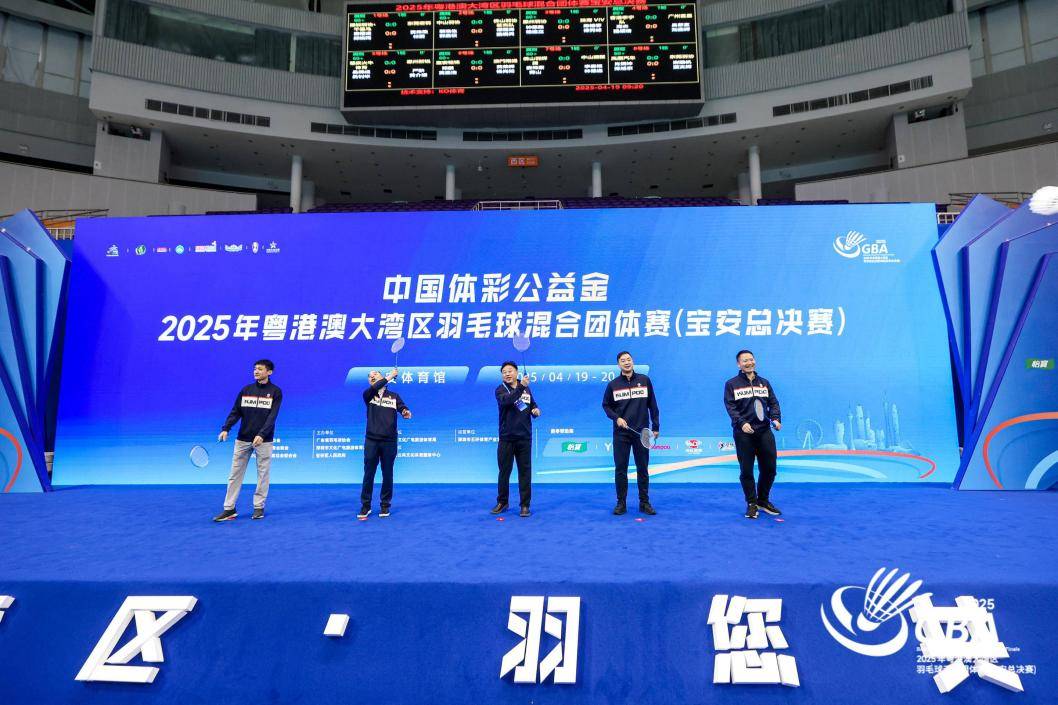 热门赛事掀起观赛狂潮，球场气氛火爆