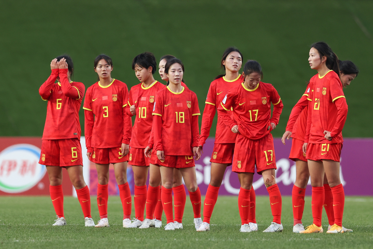 足球比赛中的女性运动员表现出色引起关注